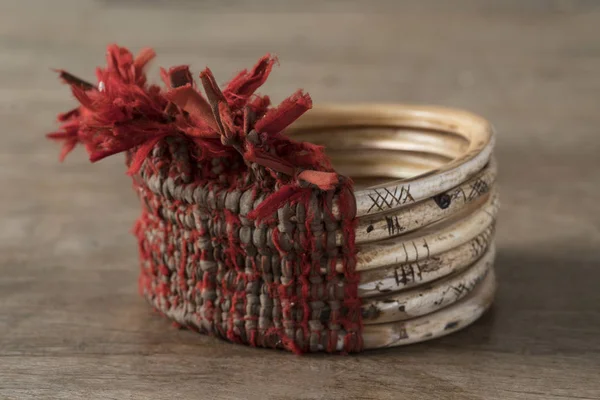 Bracelet en ivoire antique sur bois — Photo