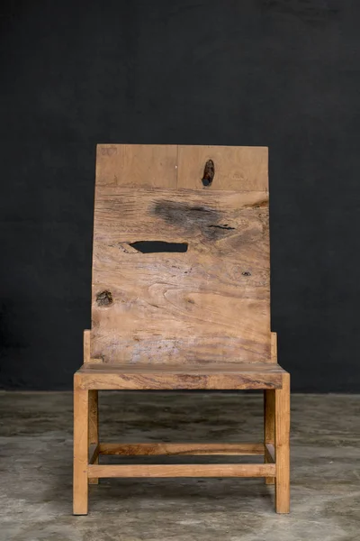 Chaise classique en bois en fond noir — Photo