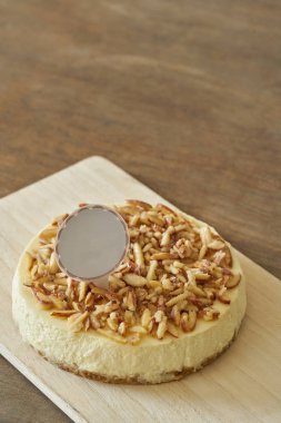 Cheesecake badem dilimlenmiş tepesi ile