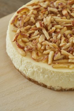 Cheesecake badem dilimlenmiş tepesi ile