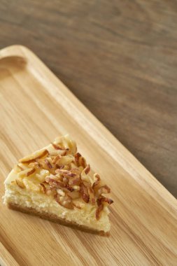 Cheesecake badem dilimlenmiş tepesi ile