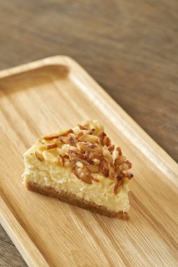 Cheesecake badem dilimlenmiş tepesi ile