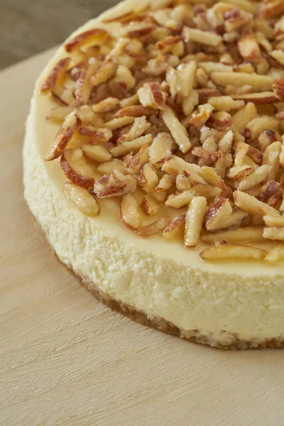 Cheesecake badem dilimlenmiş tepesi ile — Stok fotoğraf