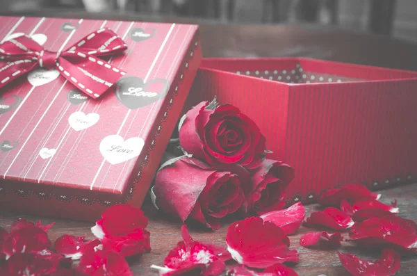 Червоні троянди з подарунковій коробці для день Святого Валентина, фільтр старовинні зображення — стокове фото
