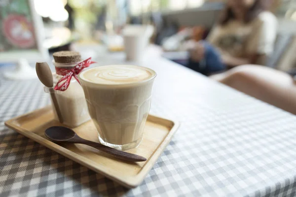 Café latte arte en la mesa — Foto de Stock