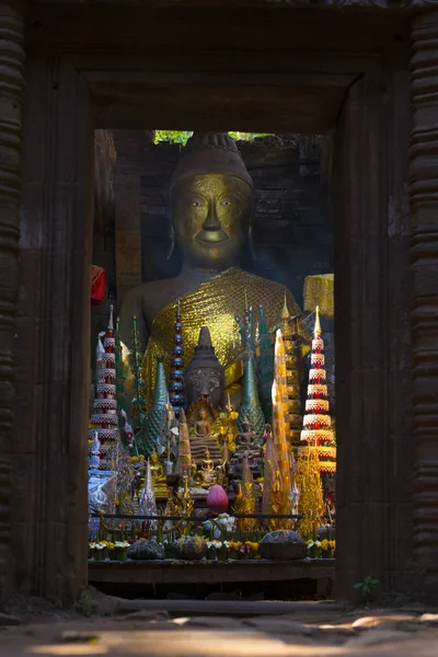 Antiguo templo Wat Phu Khmer, Pakse, Champasak, Laos. Tallado en roca de Apsara, espíritu femenino en budista en Wat Phu, complejo de templos hindúes Khmer y Patrimonio de la Humanidad por la UNESCO en la provincia de Champasak, Laos — Foto de Stock