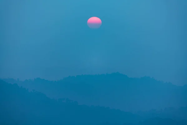 Capas de montaña con puesta de sol, Tailandia — Foto de Stock