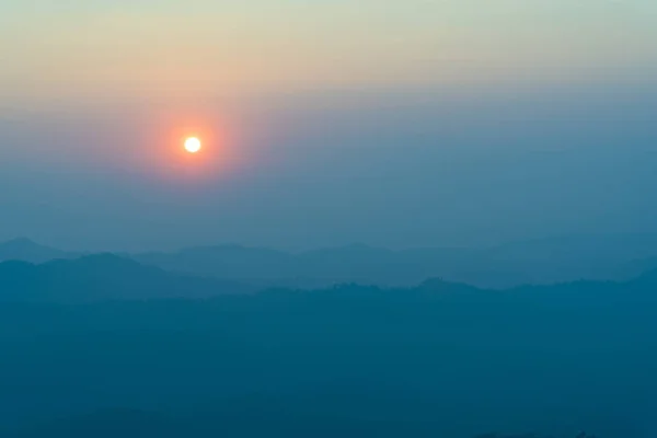 Capas de montaña con puesta de sol, Tailandia — Foto de Stock