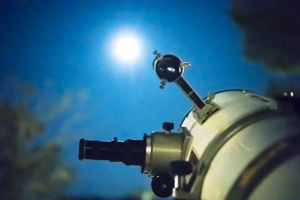 Вид Крупным Планом Глазные Яблоки Большого Профессионального Телескопа — стоковое фото