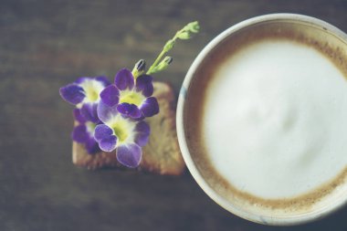 latte kahve Cafe sehpa üzerinde