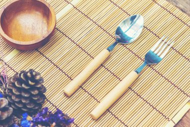 Ahşap gıda konteyner ve kurutulmuş çiçeklerle süslenmiş.