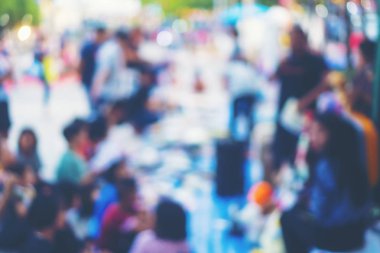 Sokak arka planında Bokeh ile gece festivalinin soyut bulanık görüntüsü.