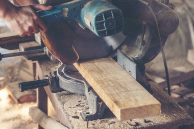 Arka plan görüntüsü ahşap Atölyesi: marangozlar çalışma tablosu farklı araçları ve Ağaç kesme standı, vintage filtre görüntü