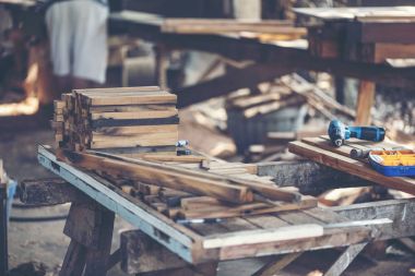 Arka plan görüntüsü ahşap Atölyesi: marangozlar çalışma tablosu farklı araçları ve Ağaç kesme standı, vintage filtre görüntü