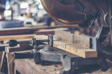 Arka plan görüntüsü ahşap Atölyesi: marangozlar çalışma tablosu farklı araçları ve Ağaç kesme standı, vintage filtre görüntü