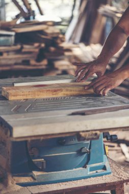 Arka plan görüntüsü ahşap Atölyesi: marangozlar çalışma tablosu farklı araçları ve Ağaç kesme standı, vintage filtre görüntü