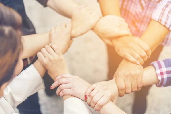 Grup iş adamları silah yığın kazanmak için geçti. Eller yığını. İşbirliği kavramı