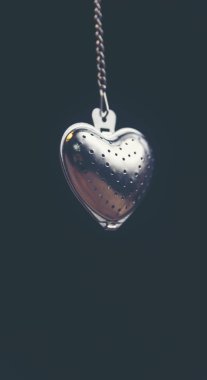 Sevgililer Günü arkaplanı kalpler ve çiçeklerle