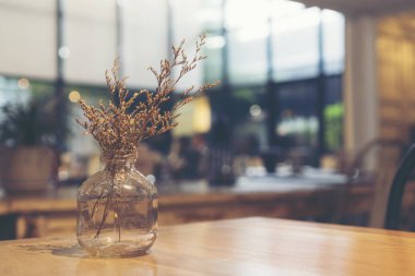 Kavanoz içinde kuru çiçekler