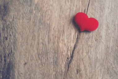 Sevgililer günü kırmızı kalp eski ahşap üzerinde. Tatil arka plan. Aşk kartı.