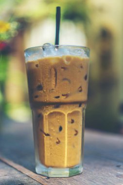 ahşap masa kafede kahve cam buz