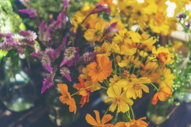 Büyük grup sonbahar çiçekler ve gül ve meyve ile natürmort