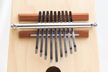 Ahşap etnik Afrika enstrüman Kalimba beyaz arka plan üzerinde izole.