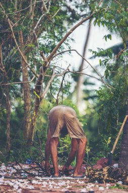 Orta yaşlı adam eski ve eksik pantolon ile.