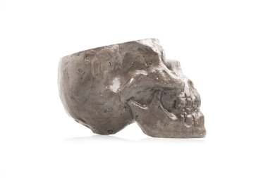 Beyaz arkaplanda izole edilmiş insan kafatası