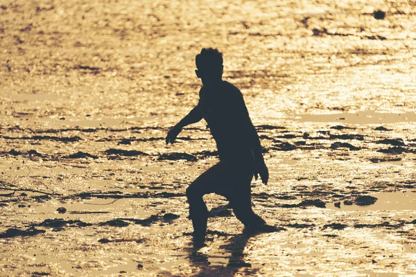 Silhouette Pescatore Che Cammina Spiaggia — Foto Stock