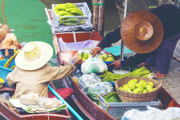 Yerel Tekne Içinde Amphawa Yüzen Çarşı — Stok fotoğraf