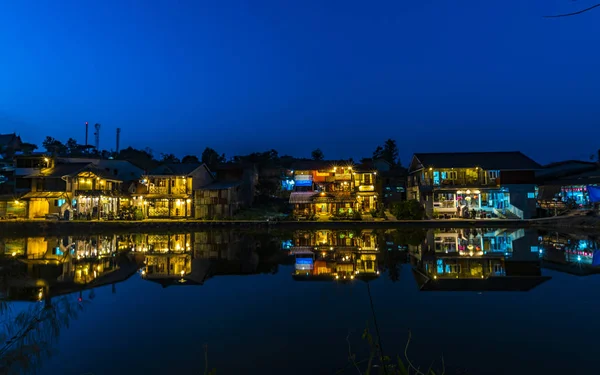 See Und Dorf Bei Ban Tong Pilok Thong Pha Phum — Stockfoto