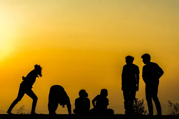 Silhouette Groupe Personnes Pratiquant Yoga Sur Plage Coucher Soleil — Photo