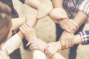 Grup iş adamları silah yığın kazanmak için geçti. Eller yığını. İşbirliği kavramı