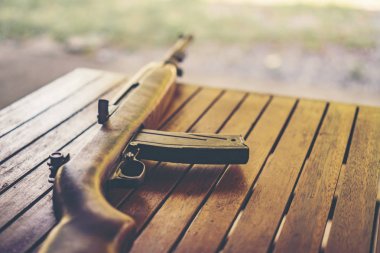 İkinci Dünya Savaşı'nın antik makineli tüfek. Silahı kurşun yakın mesafeden görünüyor. Sivri yumuşak kısa seçici odak meme makineli tüfek