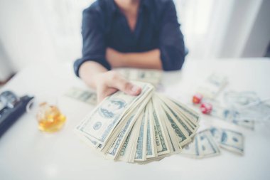 Bir sürü para elinde tutan adam iş başarı kavramı.