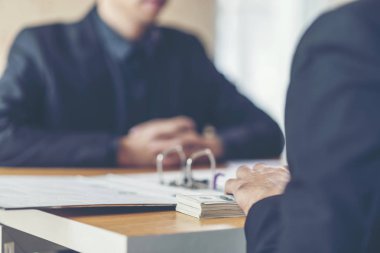 İşadamı alarak rüşvet ortağından gelen