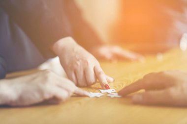 İş adamları el çözme parçalı bulmaca üzerinde ahşap Danışma, iş kavramı