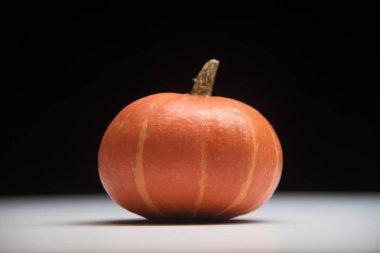 siyah arka plan üzerine izole kabaklar