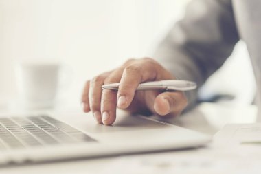 Yakın çekim erkek el dizüstü dizüstü klavye işadamı kafede bilgisayar kullanarak iç, yan görünüm içinde yazarak adamın elleri ofiste, kullanma