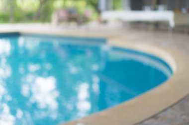 bulanık görünümün arka planında Yüzme Havuzu