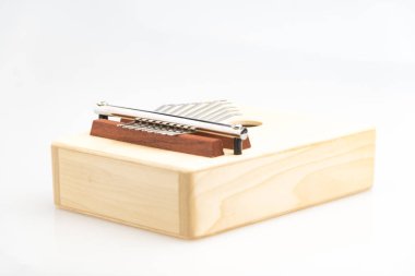 Ahşap etnik Afrika enstrüman Kalimba beyaz arka plan üzerinde izole.