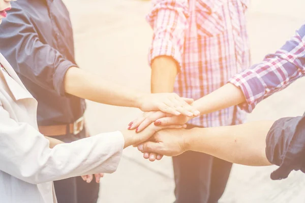 Gruppo Uomini Affari Incrociato Braccia Vincere Una Pila Mani Concetto — Foto Stock