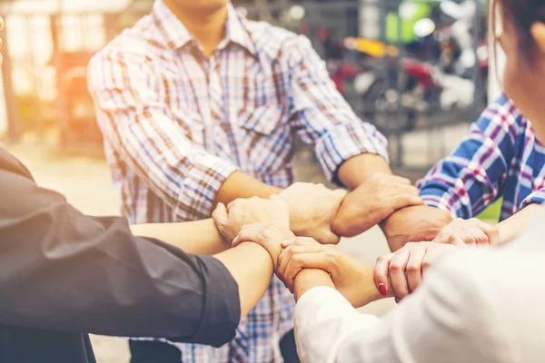 Gruppo Uomini Affari Incrociato Braccia Vincere Una Pila Mani Concetto — Foto Stock