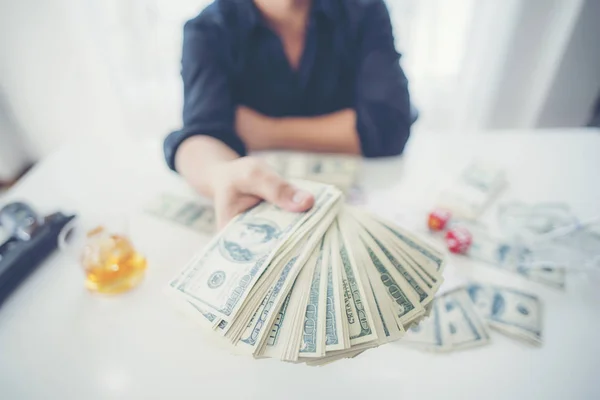 Homem Segurando Monte Dinheiro Mão Conceito Sucesso Negócios — Fotografia de Stock