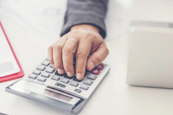 Zakenman Met Behulp Van Een Calculator Voor Het Berekenen Van — Stockfoto