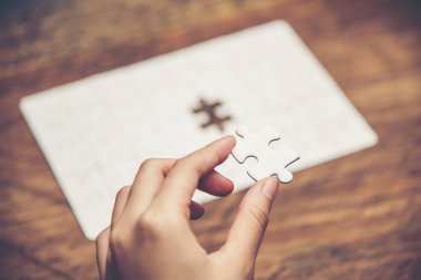 Son yapboz parçasını el ile yerleştirmek, kayıp yapboz parçasını oraya koymak, problem çözme kavramını kavramak, bir çözüm bulmak..