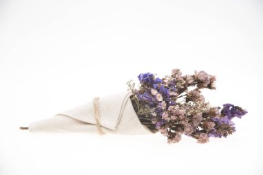 Beyaz arka plan üzerinde yalıtılmış bağbozumu çiçek