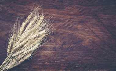 Vintage filtre efekti ile ahşap arka plan karede kuru çiçek