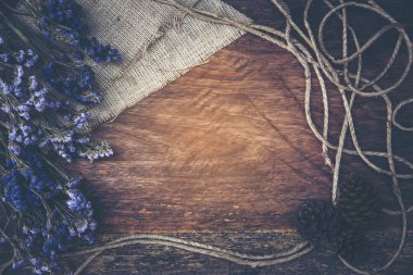 Vintage filtre efekti ile ahşap arka plan karede kuru çiçek